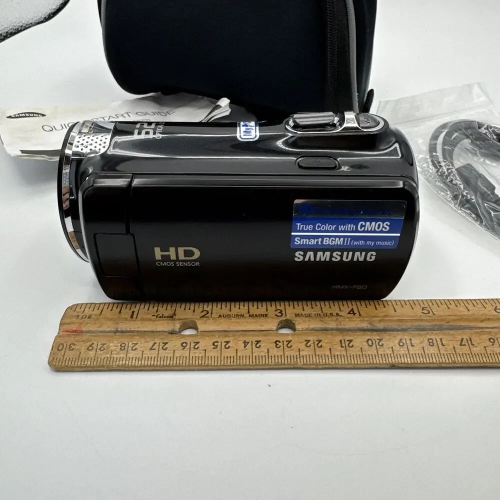 Samsung HMX-F80 HD Camcorder 16GB SD Card Case Battery Charger EUC